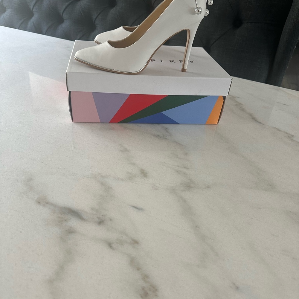 Elegant Katy Perry “Poler” White Leather Heels in Size 6 1/2